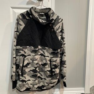 Women’s Winter Camouflage Fleece Jacket.